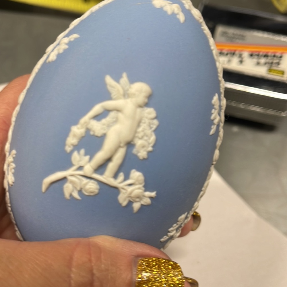 Wedgewood blue jasperware egg shaped box - Picture 2 of 11